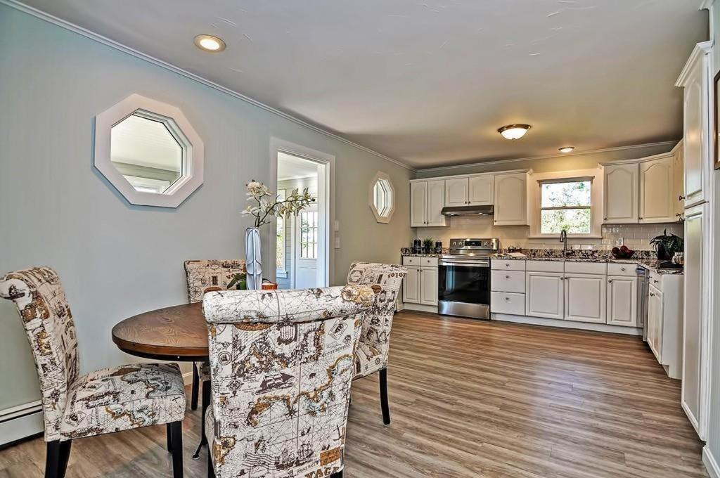 Charming Cottage Historic Falmouth Cape Cod Near Beach And Downtown 2Br 1Bath Deck エクステリア 写真